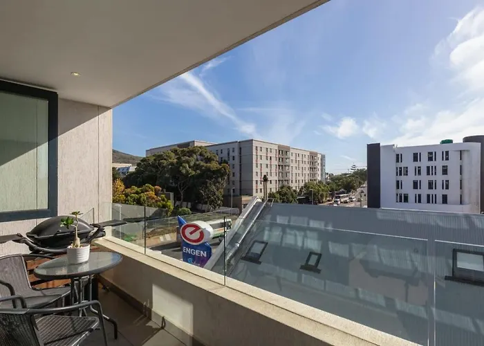 Trendy Bachelor Pad Free Parking Rooftop Pool
