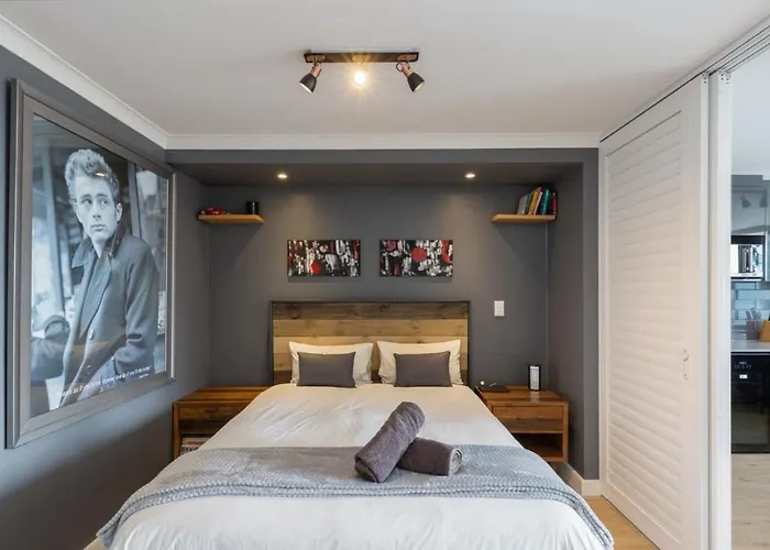 Trendy Bachelor Pad Free Parking Rooftop Pool