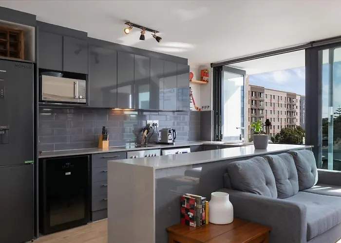 Trendy Bachelor Pad Free Parking Rooftop Pool