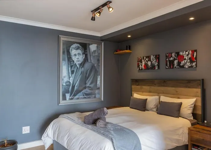 Trendy Bachelor Pad Free Parking Rooftop Pool