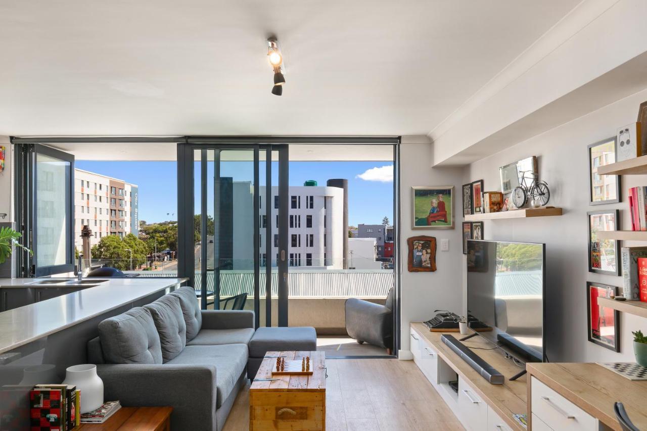 Trendy Bachelor Pad Free Parking Rooftop Pool Apartment