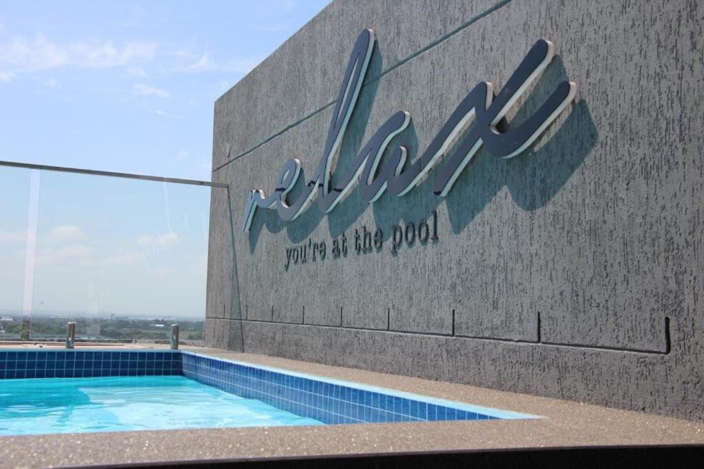 Trendy Bachelor Pad Free Parking Rooftop Pool Apartment
