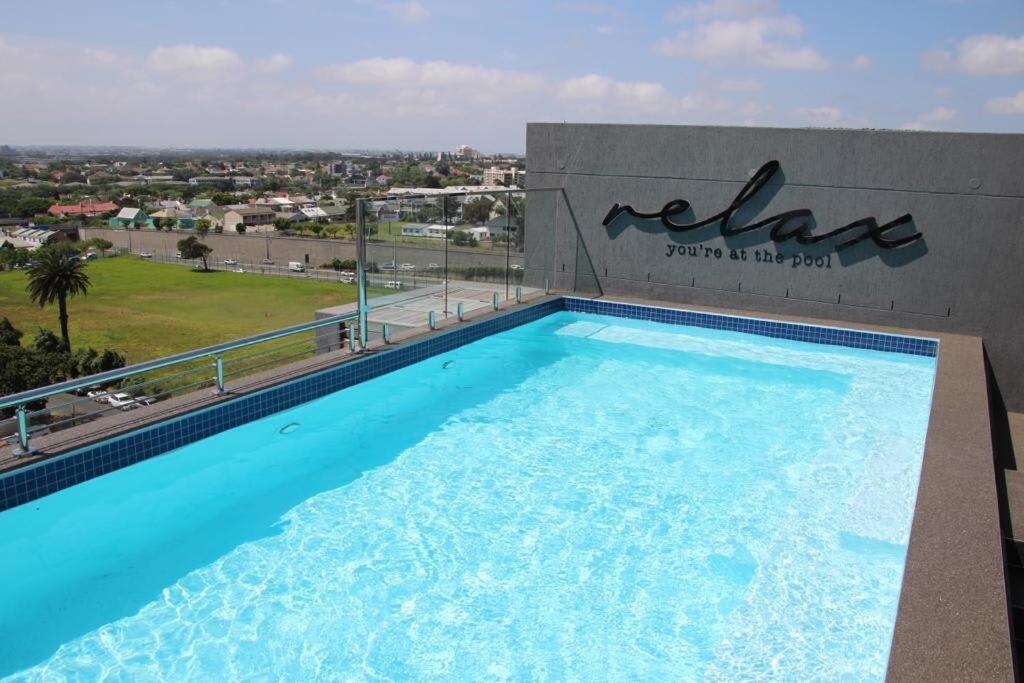 Trendy Bachelor Pad Free Parking Rooftop Pool Cape Town
