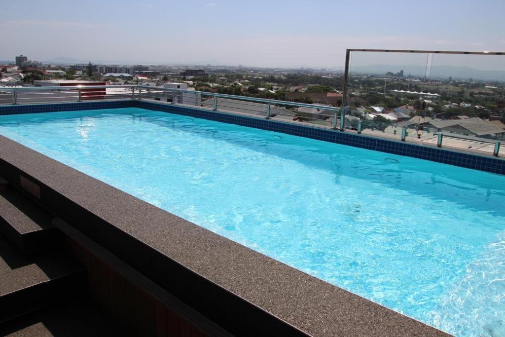 Trendy Bachelor Pad Free Parking Rooftop Pool