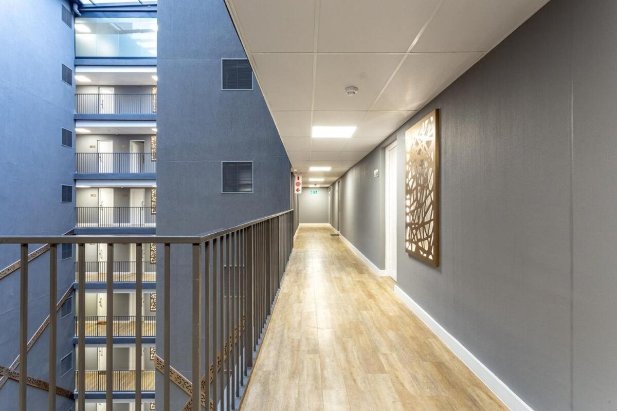 Trendy Bachelor Pad Free Parking Rooftop Pool Apartment *