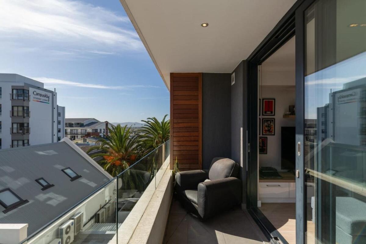 Trendy Bachelor Pad Free Parking Rooftop Pool Apartment