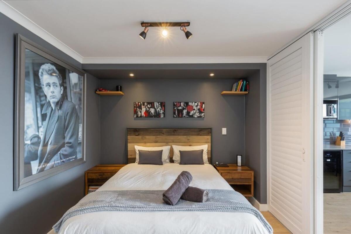 Trendy Bachelor Pad Free Parking Rooftop Pool Apartment *