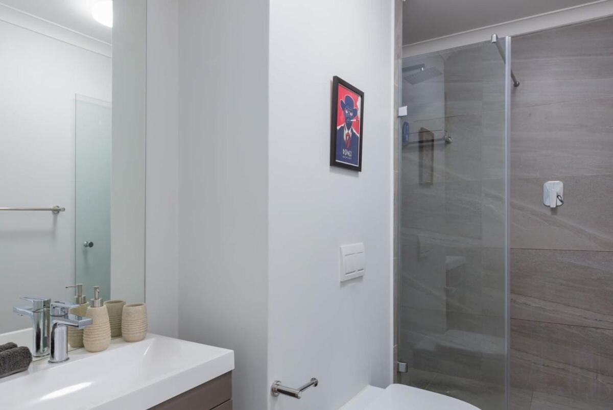 Trendy Bachelor Pad Free Parking Rooftop Pool Apartment