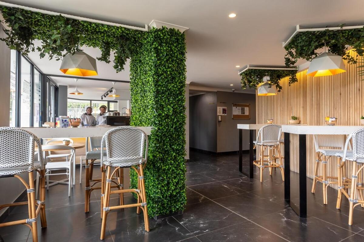 Trendy Bachelor Pad Free Parking Rooftop Pool