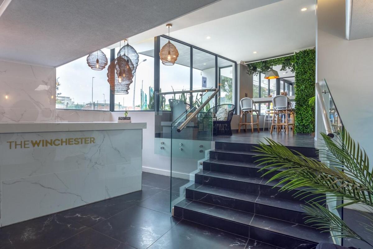 Trendy Bachelor Pad Free Parking Rooftop Pool