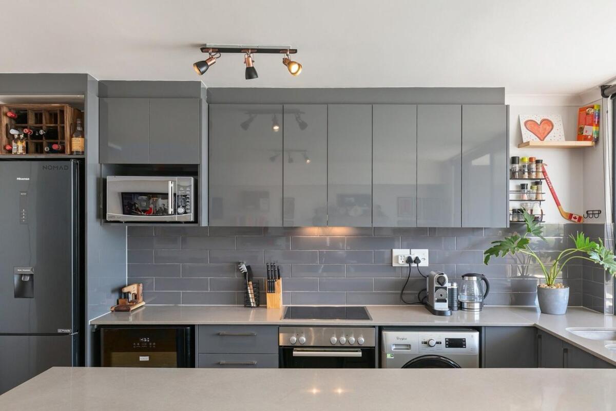 Trendy Bachelor Pad Free Parking Rooftop Pool Apartment Cape Town