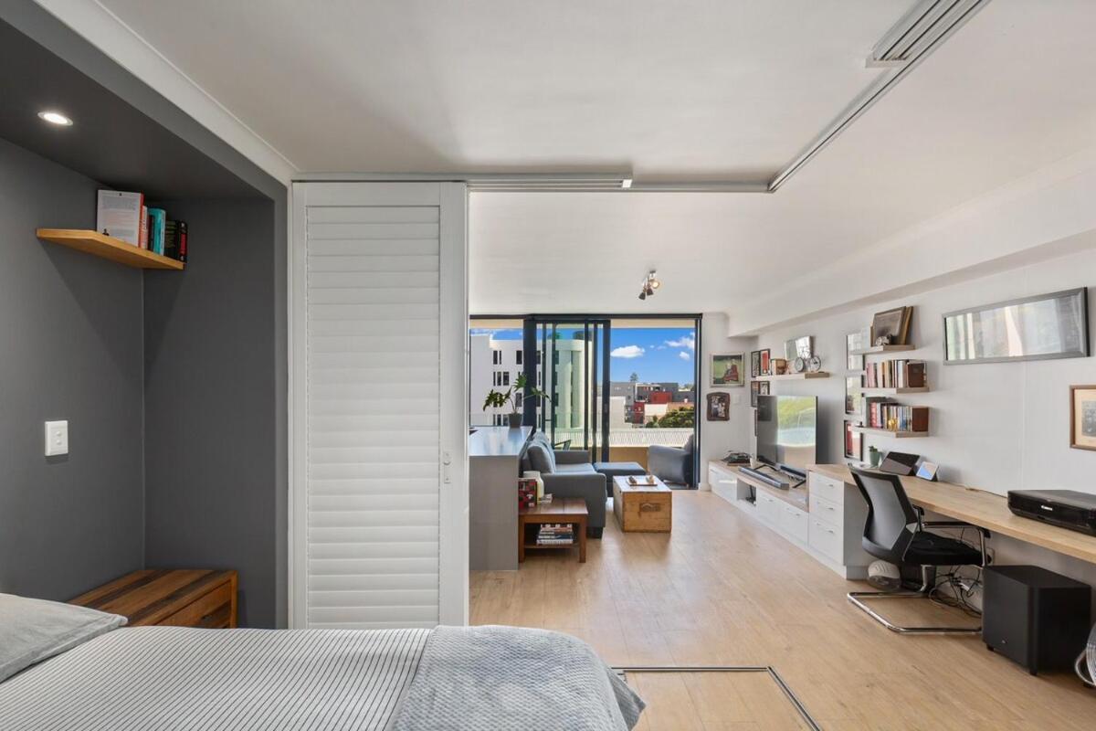 Trendy Bachelor Pad Free Parking Rooftop Pool Apartment
