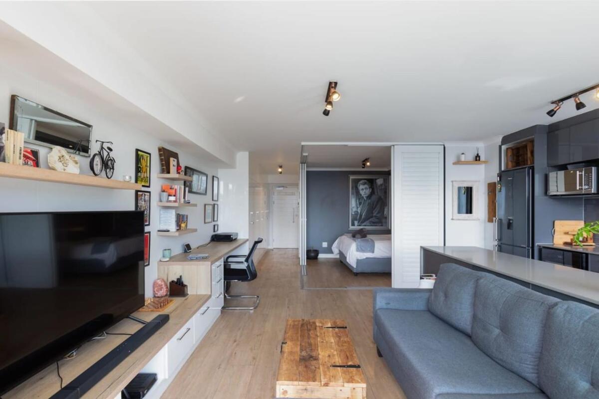 Trendy Bachelor Pad Free Parking Rooftop Pool Apartment *