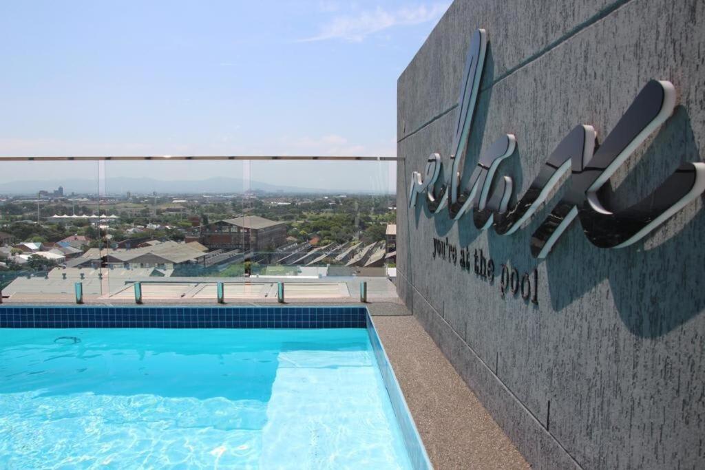Trendy Bachelor Pad Free Parking Rooftop Pool Apartment *