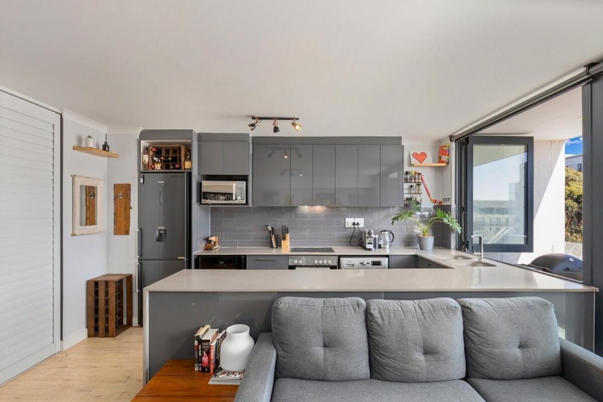 Trendy Bachelor Pad Free Parking Rooftop Pool *