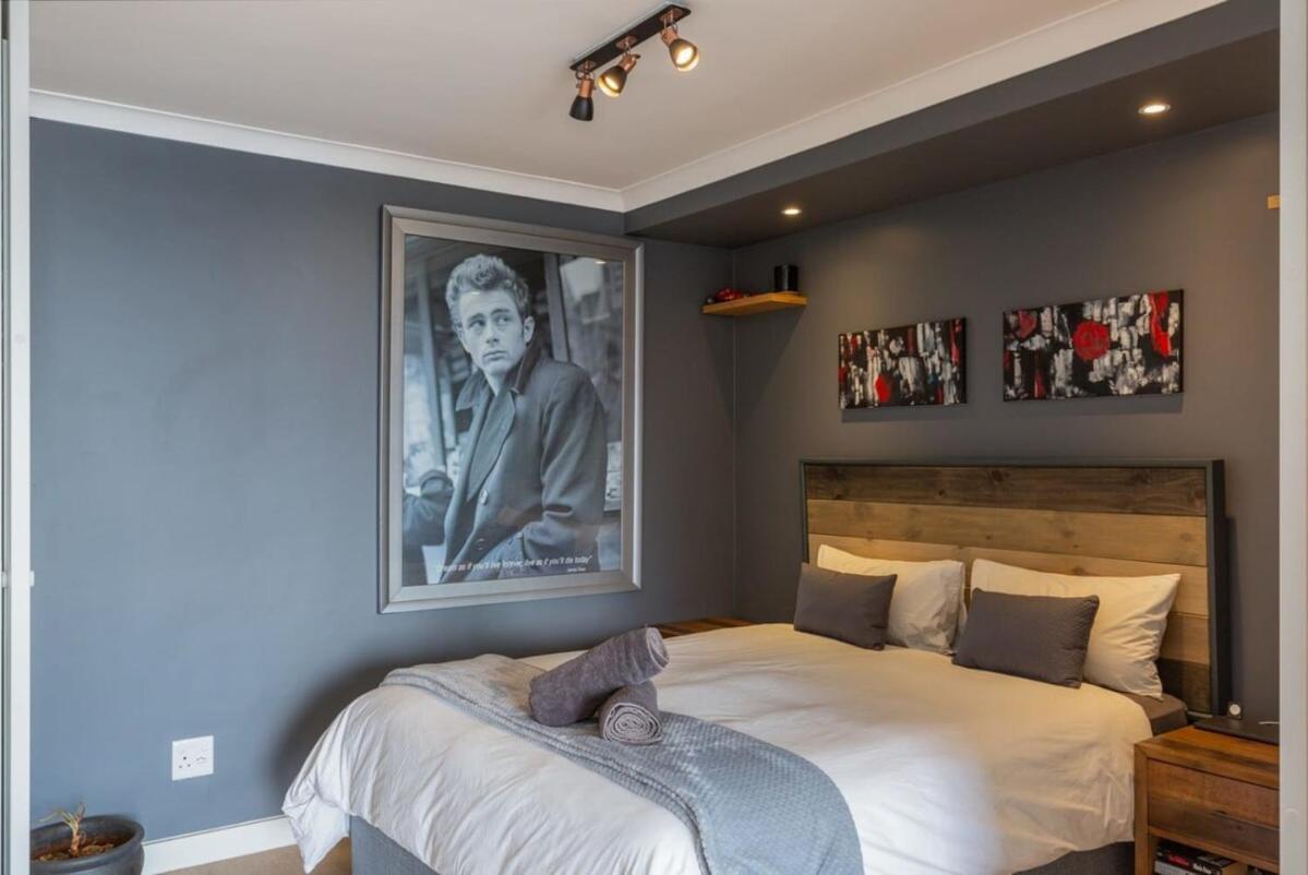 Trendy Bachelor Pad Free Parking Rooftop Pool Apartment